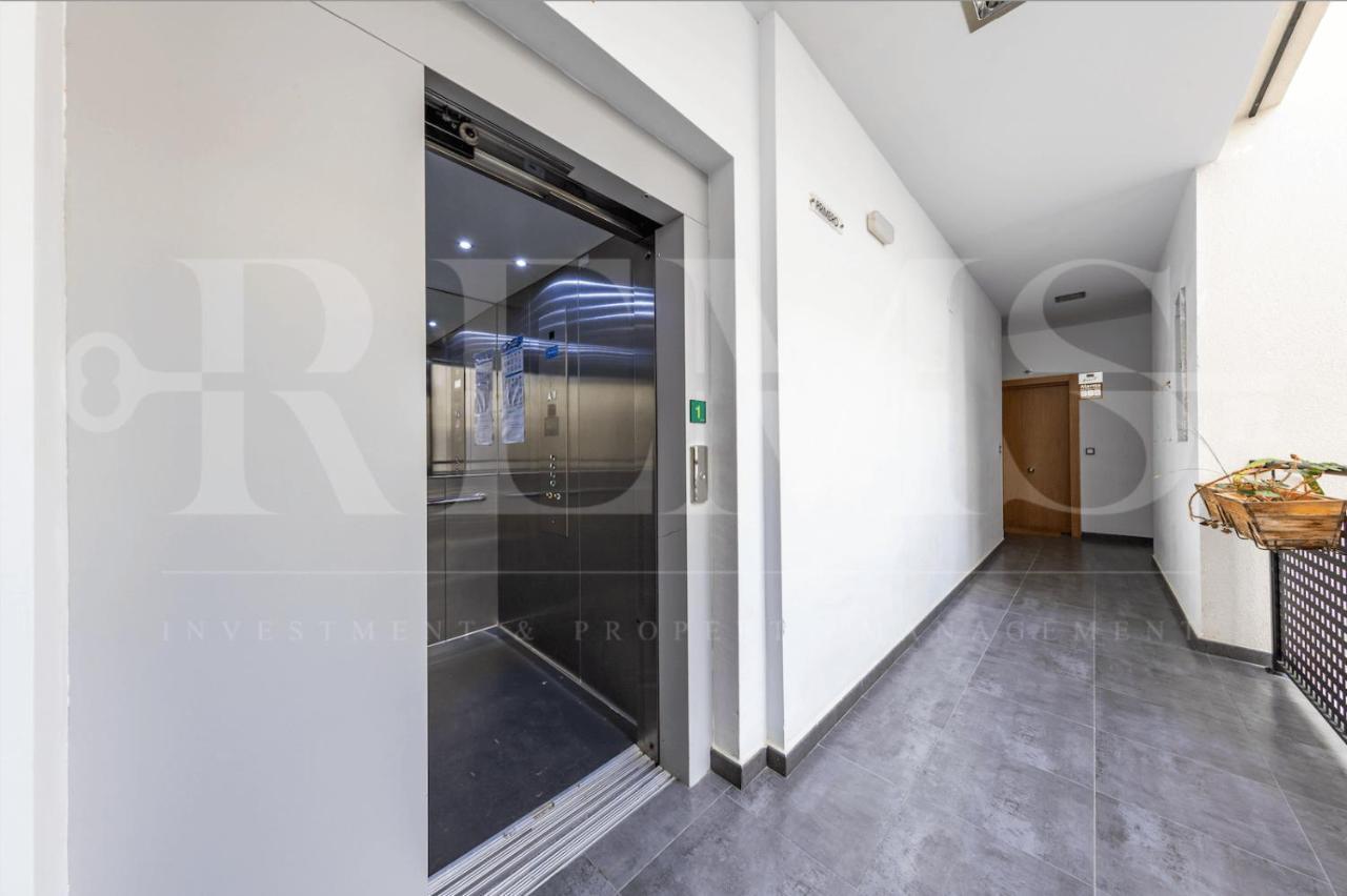 Relaxing Apartment With Community Pool & Parking- Center マラガ エクステリア 写真